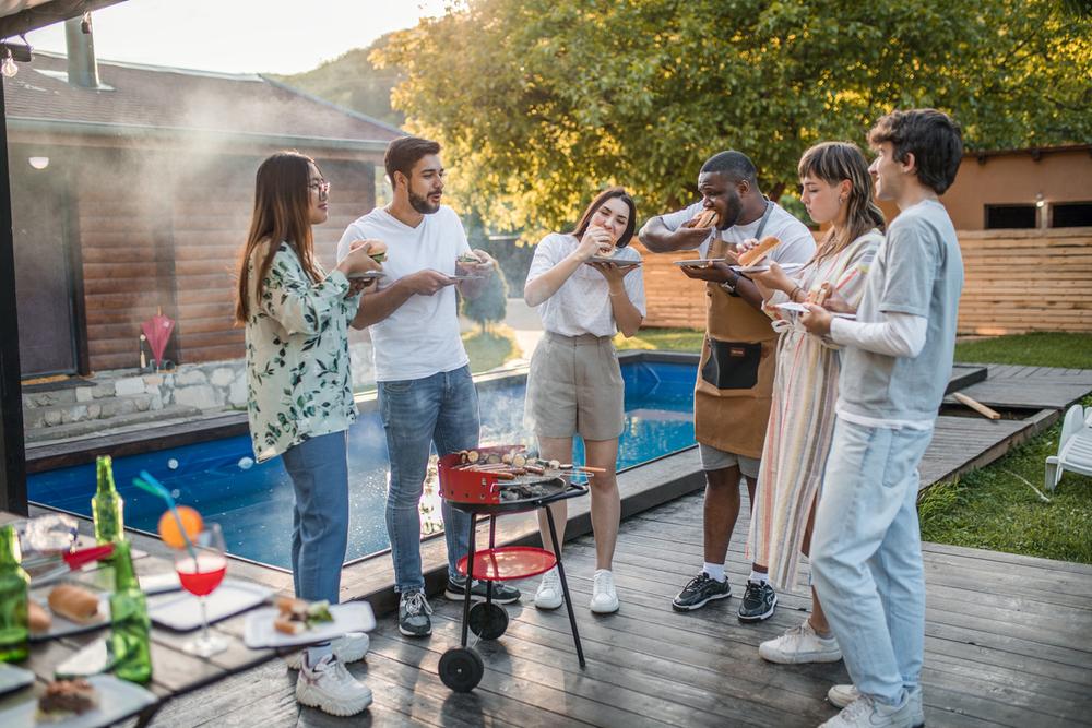 Baráti grillezés a kertben, faszenes grillsütővel